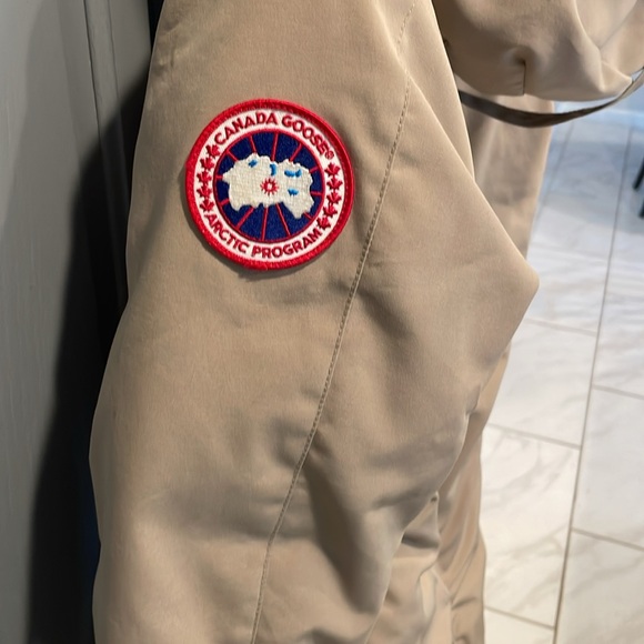 Canada Goose puffer coat - Picture 2 of 16